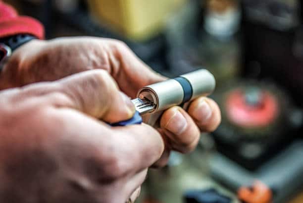 Comment les serruriers de Lyon 3 traitent-ils les problèmes de serrures coincées le dimanche ?